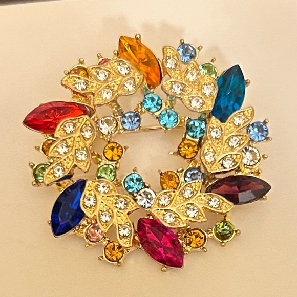 Jewelry - Multicolor Crystal Leaf Wreath Brooch Gold Tone & Rhinestone 2 Inches New